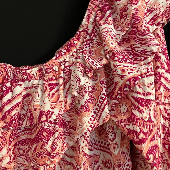 Vince Camuto off or on shoulder front and back ruffled scooped neckline. - Picture 3 of 5